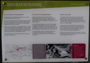 Informationsplanche ved Snubbekorshøj - april 2015.      Foto Bjarne Larsen.